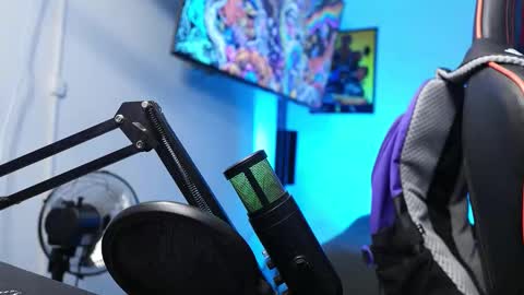 Snapshot of logan_hugh8 chatting on February 13, 2:51 am logan_hugh8 online show from February 13, 2:51 am