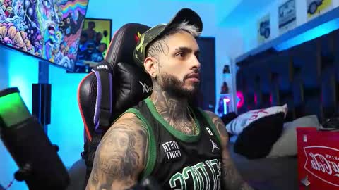 Snapshot of logan_hugh8 chatting on February 13, 3:30 pm logan_hugh8 online show from February 13, 3:30 pm