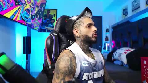 Snapshot of logan_hugh8 chatting on February 15, 8:38 pm logan_hugh8 online show from February 15, 8:38 pm