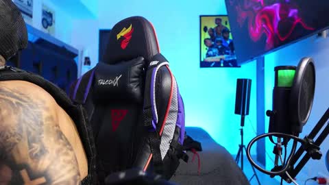 Snapshot of logan_hugh8 chatting on February 21, 12:00 am logan_hugh8 online show from February 21, 12:00 am