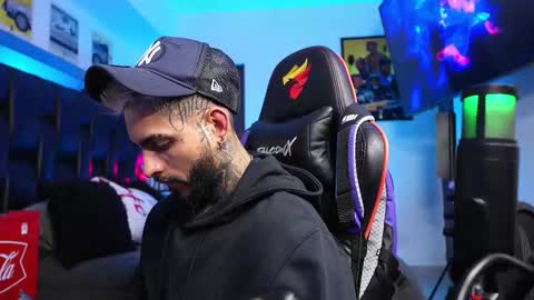 Snapshot of logan_hugh8 chatting on February 24, 8:56 am logan_hugh8 online show from February 24, 8:56 am