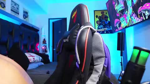 Snapshot of logan_hugh8 chatting on March 2, 7:15 am logan_hugh8 online show from March 2, 7:15 am