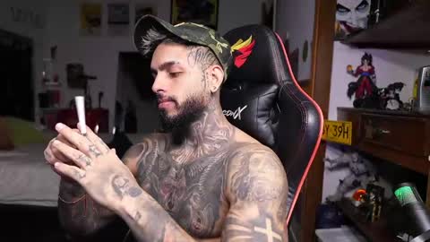 logan_hugh8 online show from April 27, 12:19 am