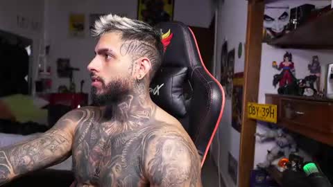 logan_hugh8 online show from April 27, 5:22 pm