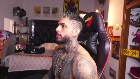logan_hugh8 online show from June 8, 1:28 am