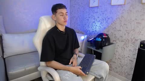 Loganfoster  online show from December 15, 8:35 pm