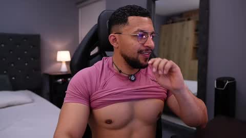 Snapshot of loganmartinx chatting on May 25, 10:05 pm loganmartinx online show from May 25, 10:05 pm