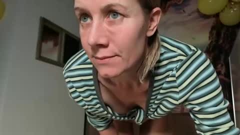 Snapshot of lola_belgium chatting on April 29, 4:33 pm lola_belgium online show from April 29, 4:33 pm