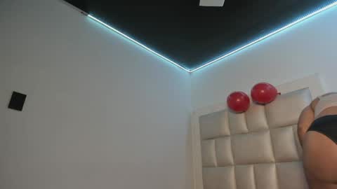 lola_js online show from May 23, 12:31 pm