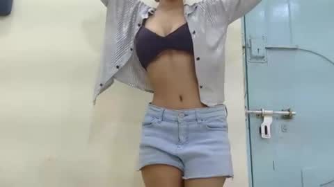 Snapshot of lolaa_darling chatting on October 13, 5:29 am lolaa online show from October 13, 5:29 am