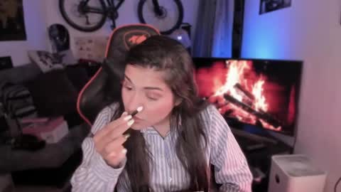 lolaasmith_21 online show from April 10, 8:57 pm