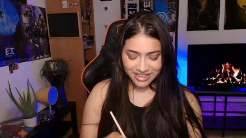 lolaasmith_21 online show from May 14, 8:37 pm