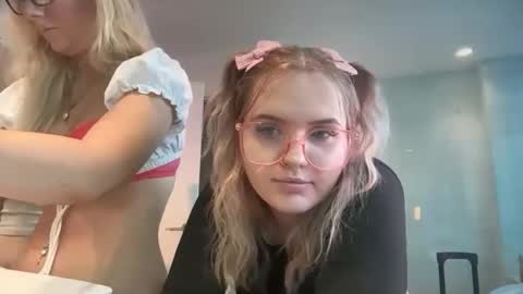 lolafae12 online show from March 12, 7:09 pm