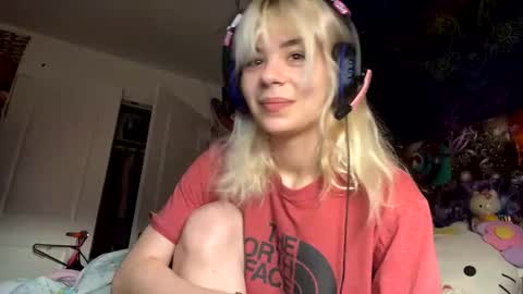 Lola Lixx online show from December 6, 10:30 pm