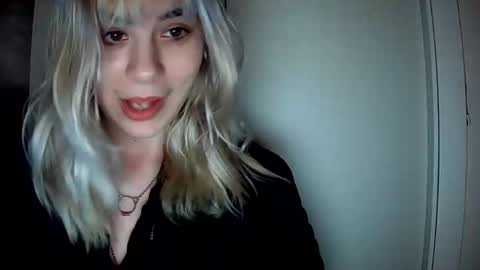 Lola Lixx online show from April 4, 5:10 pm