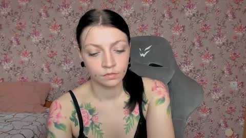 Snapshot of lolarozzie chatting on April 21, 3:35 am Lola Next stream January 6th at 0500am 30 minutes GMT online show from April 21, 3:35 am
