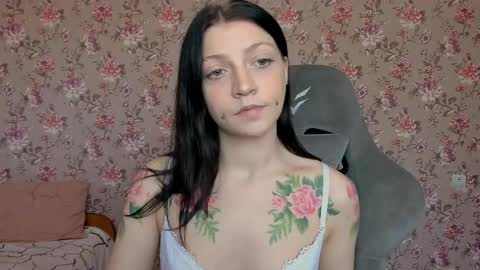 Snapshot of lolarozzie chatting on May 1, 4:06 am Lola Next stream January 6th at 0500am 30 minutes GMT online show from May 1, 4:06 am