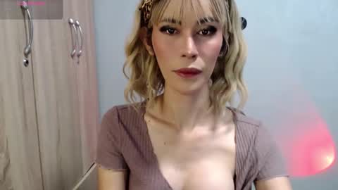 Snapshot of lolly_lips69 chatting on June 9, 2:45 am hana online show from June 9, 2:45 am