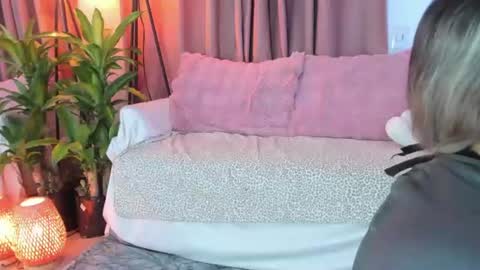 Snapshot of lollypetitte_ chatting on June 18, 4:46 am Lolly online show from June 18, 4:46 am