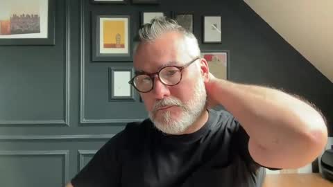 Snapshot of londongent2023 chatting on June 8, 10:37 am EnglishBear online show from June 8, 10:37 am