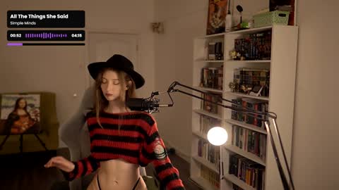 Snapshot of loony_moony chatting on November 2, 11:01 am loony_moony online show from November 2, 11:01 am