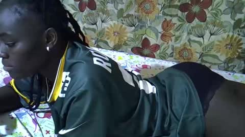 Snapshot of lora_amor chatting on April 23, 12:29 pm lora_amor online show from April 23, 12:29 pm