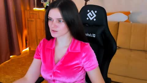 Snapshot of lora_cain chatting on December 6, 2:38 pm Lora Cain online show from December 6, 2:38 pm