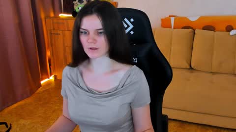 Snapshot of lora_cain chatting on December 7, 1:51 pm Lora Cain online show from December 7, 1:51 pm