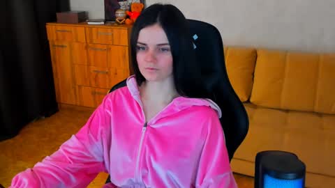 Snapshot of lora_cain chatting on January 13, 5:55 pm Lora Cain online show from January 13, 5:55 pm