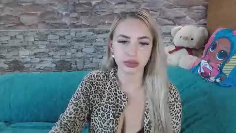 Queen LoraSinClare online show from October 9, 9:40 am