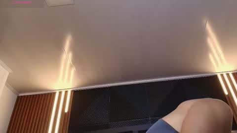 Snapshot of lorenzo_walker_ chatting on January 16, 5:28 pm L O R E N Z O Thumbs Up help online show from January 16, 5:28 pm