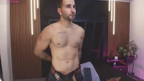 Snapshot of lorenzo_walker_ chatting on January 17, 6:00 pm L O R E N Z O Thumbs Up help online show from January 17, 6:00 pm