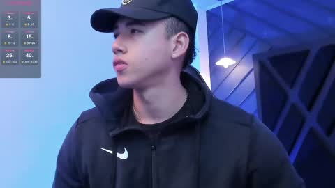 Snapshot of lorenzo_walker_ chatting on February 5, 11:26 am L O R E N Z O Thumbs Up help online show from February 5, 11:26 am