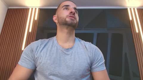 Snapshot of lorenzo_walker_ chatting on February 14, 5:32 pm L O R E N Z O Thumbs Up help online show from February 14, 5:32 pm