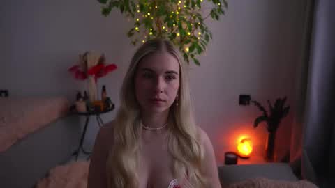 Snapshot of lorrie_love_story chatting on September 14, 9:19 am Lorrie online show from September 14, 9:19 am