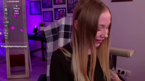 Snapshot of lottie_shine chatting on October 24, 2:13 pm Emilia and Chelsea online show from October 24, 2:13 pm