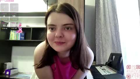 Snapshot of loudeguise chatting on June 3, 10:18 am Esma online show from June 3, 10:18 am