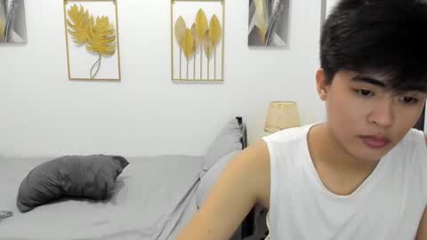 Snapshot of louie_cute_asian chatting on March 5, 3:51 pm Kylie online show from March 5, 3:51 pm