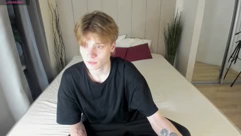 louie_evans online show from December 21, 8:49 pm