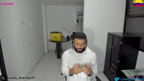 louis_marley_ online show from December 6, 1:40 am