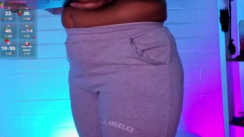 Snapshot of louise_nails chatting on April 21, 12:44 pm LouIse online show from April 21, 12:44 pm