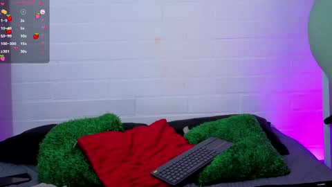 Snapshot of louise_nails chatting on May 1, 12:43 pm LouIse online show from May 1, 12:43 pm