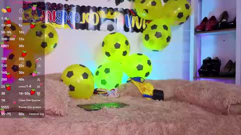 Snapshot of louise_nails chatting on July 4, 1:56 am LouIse online show from July 4, 1:56 am