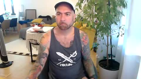 Snapshot of lovalova666 chatting on June 24, 7:40 am Guapito online show from June 24, 7:40 am