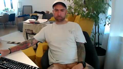 Snapshot of lovalova666 chatting on June 26, 7:57 am Guapito online show from June 26, 7:57 am