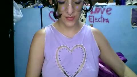Snapshot of love_electra chatting on April 5, 1:36 am love_electra online show from April 5, 1:36 am