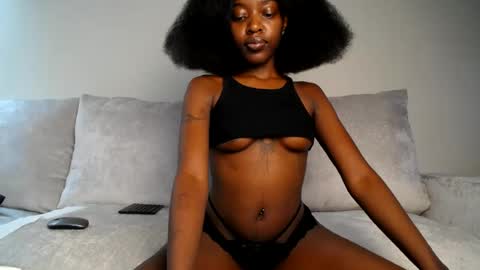 Snapshot of love_miah chatting on August 5, 12:19 pm Miah online show from August 5, 12:19 pm