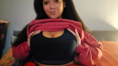 Snapshot of love_raquel_xo chatting on July 1, 3:30 am Raquel Love online show from July 1, 3:30 am
