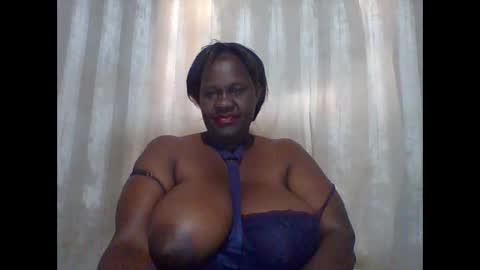 Snapshot of lovebigmelon chatting on December 10, 7:05 am Lynn online show from December 10, 7:05 am