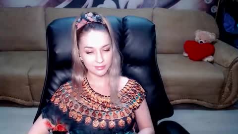 Snapshot of lovellymalina chatting on March 5, 5:42 pm private open online show from March 5, 5:42 pm